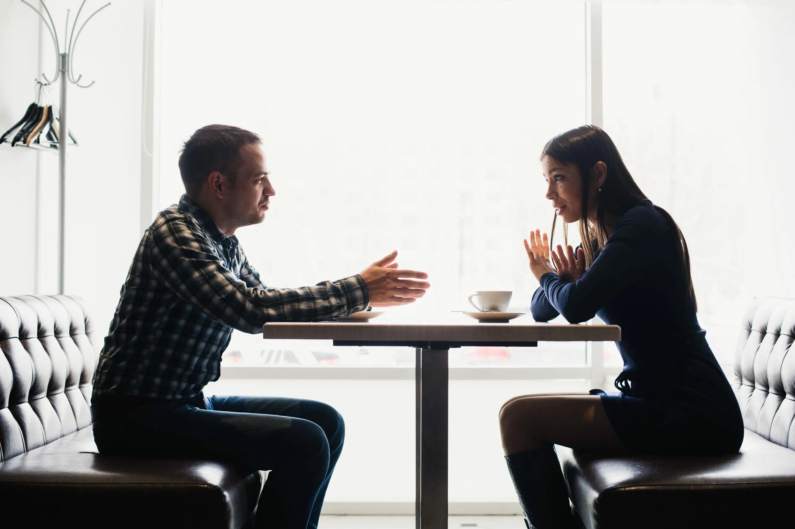 Испытывать сильное желание. Парочка спорят в кафе. Контролировать партнера. Нерациональная группа психология. О чем говорить с психологом.