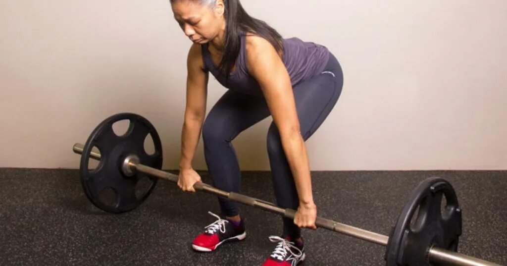 Тяга штанги девушки