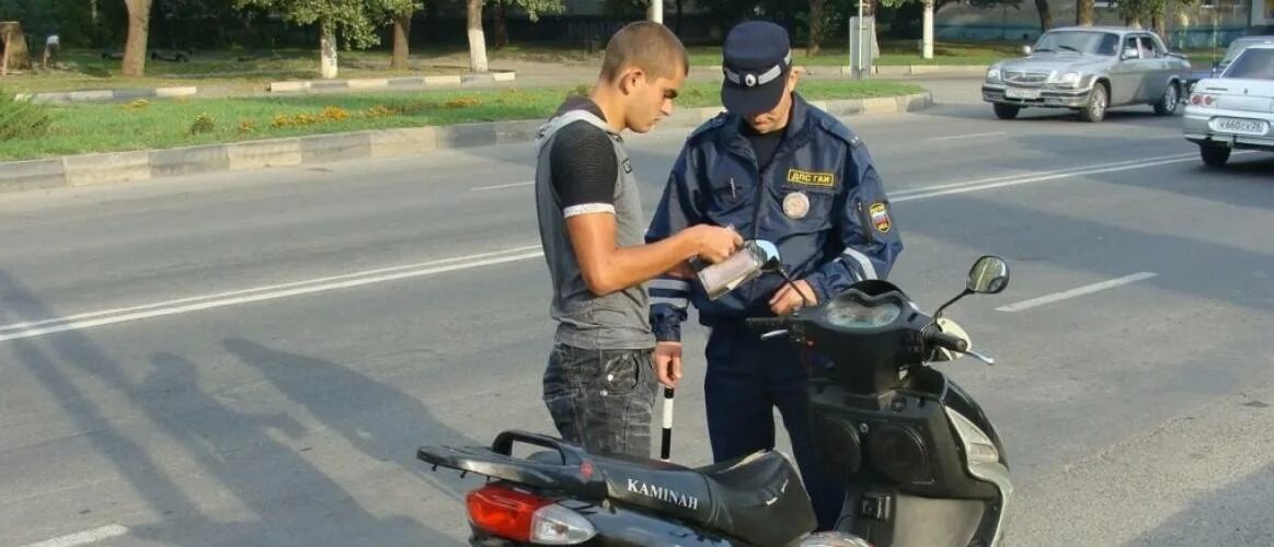 Сколько штраф без шлема. На мопеде без шлема. Штраф за езду без шлема на скутере. Штраф за езду без шлема на мотоцикле. Мотоциклист без шлема.