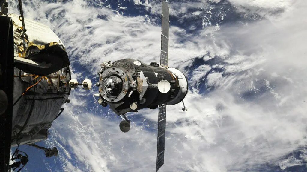 Стыковка космических кораблей союз 19 и аполлон. Союз 19 и аполлон. Стыковка космических кораблей союз 4 и союз 5. Стыковка союз 4 и 5. Стыковка кораблей союз 19 аполлон.