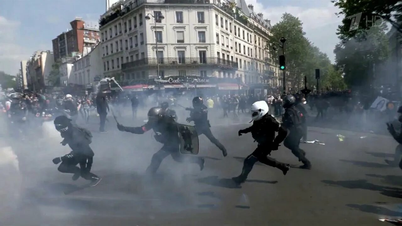Где сейчас 2 мая. Полиция Франции манифестации.