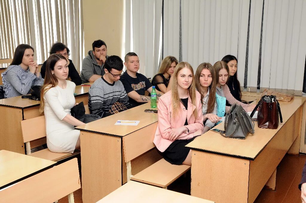 Студенты экономического факультета. ОМГУ экономический Факультет. Экономический Факультет ОМГУ студенты. МГУ студенты экономический Факультет. Студенты АГАУ.