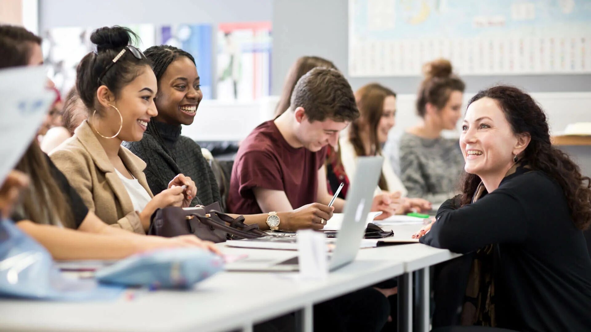 Undergraduate student. Учитель в Британии. Иностранцы в университете. Студенты Британии. Преподаватели университетов Великобритании.