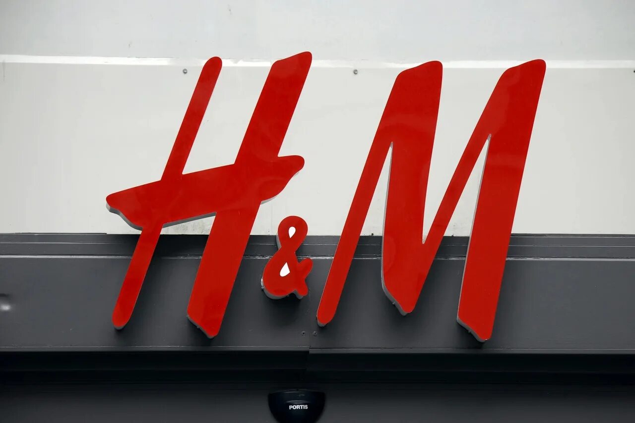 H m he. Эйч энд эм. Н М. H&M надпись. H&M картинки.