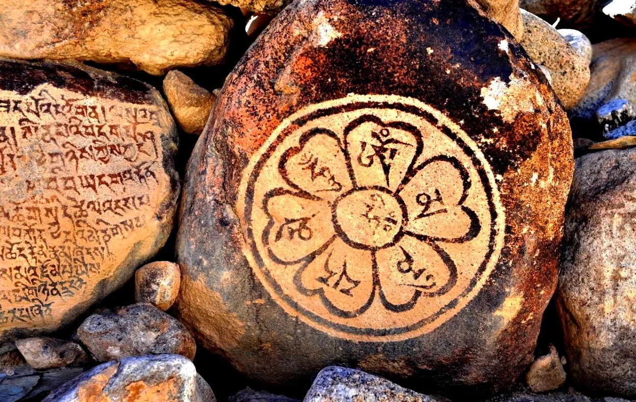 Камень Чинтамани. Сакральный камень. Священные камни Тибета. Символ индуизма на Камне. Камень на букву т