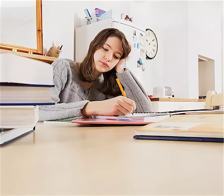 Clara hasnt just done her homework. Светленькая девочка с удовольствием делает уроки. A girl doing her homework. A mary do her homework. Обои делай уроки.