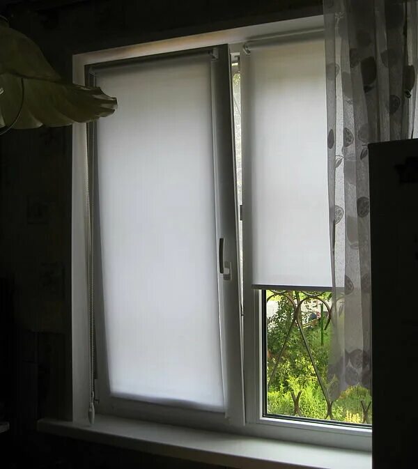 Рулонные шторы на створку пластикового окна. Шторы на створку окна. Шторы на створки пластиковых окон. Рулонные шторы на створки окон.