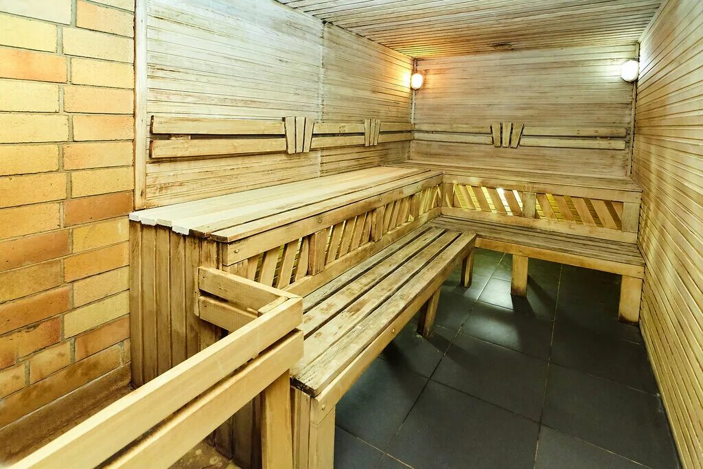 Самарская улица баня. Парилка в бане. Парильный стол в баню. Стол для парения в парной. Стол для парения в бане.
