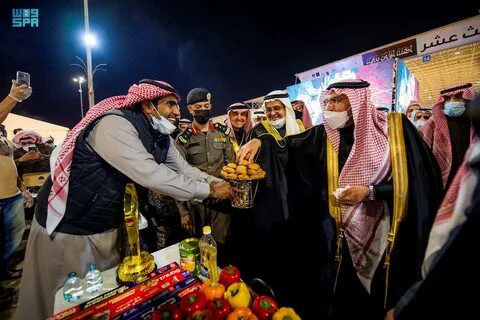 أمير القصيم يزور مهرجان الكليجا ويؤكد على دعم وتمكين الأسر المنتجة.