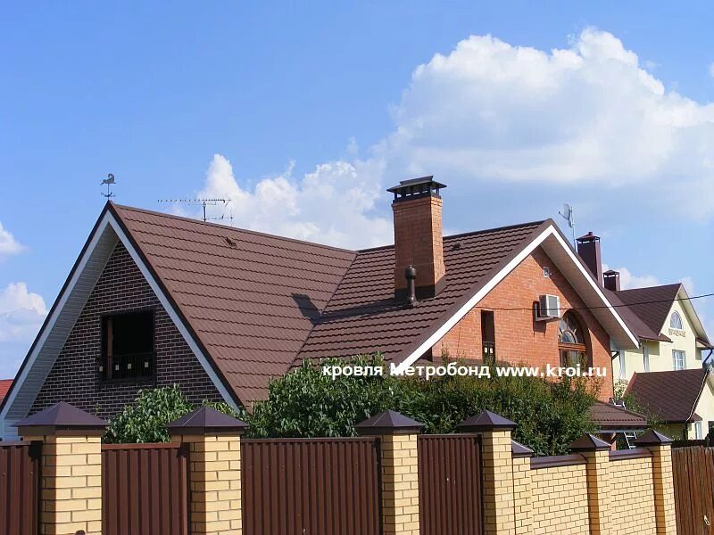 Фронтон металлочерепица. Кирпичный дом с крышей из металлочерепицы. фронтоны на шоколадную крышу. фронтон кровли.