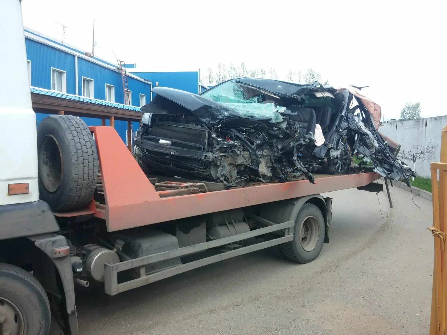эвакуатор разбитых машин. эвакуатор с разбитой машиной. разбитая машина на эвакуаторе. битый автомобиль на эвакуаторе. маз эвакуатор.