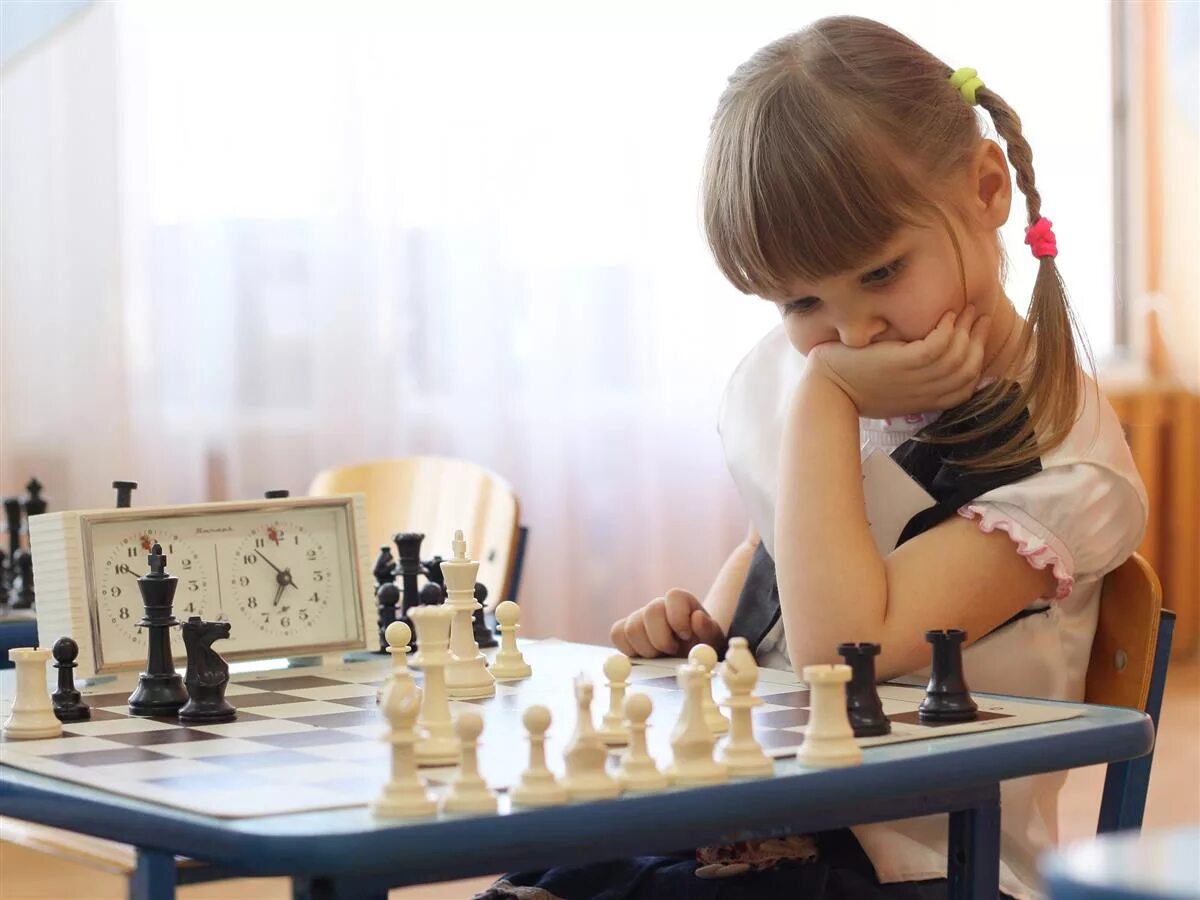 Шахматы занятия для детей. Шахматы с детьми дошкольного возраста. Ребенок шахматист. Девочка играет в шахматы