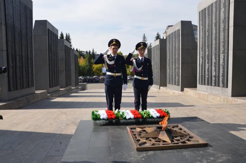 4 школа горно алтайск. Мемориальный комплекс парк Победы Горно-Алтайск. Кадеты Горно Алтайска 4 школы. Кадетская школа 4 Горно-Алтайск. Мемориал славы Горно-Алтайск.