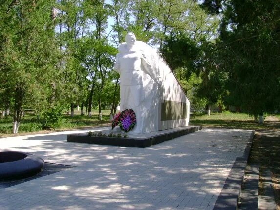 Жуково татарский ростовская область. Хутор Жуково татарский. Мемориал «павшим яснополянцам». Жуково татарский Кагальницкий район. Чаусово мемориал павшим.