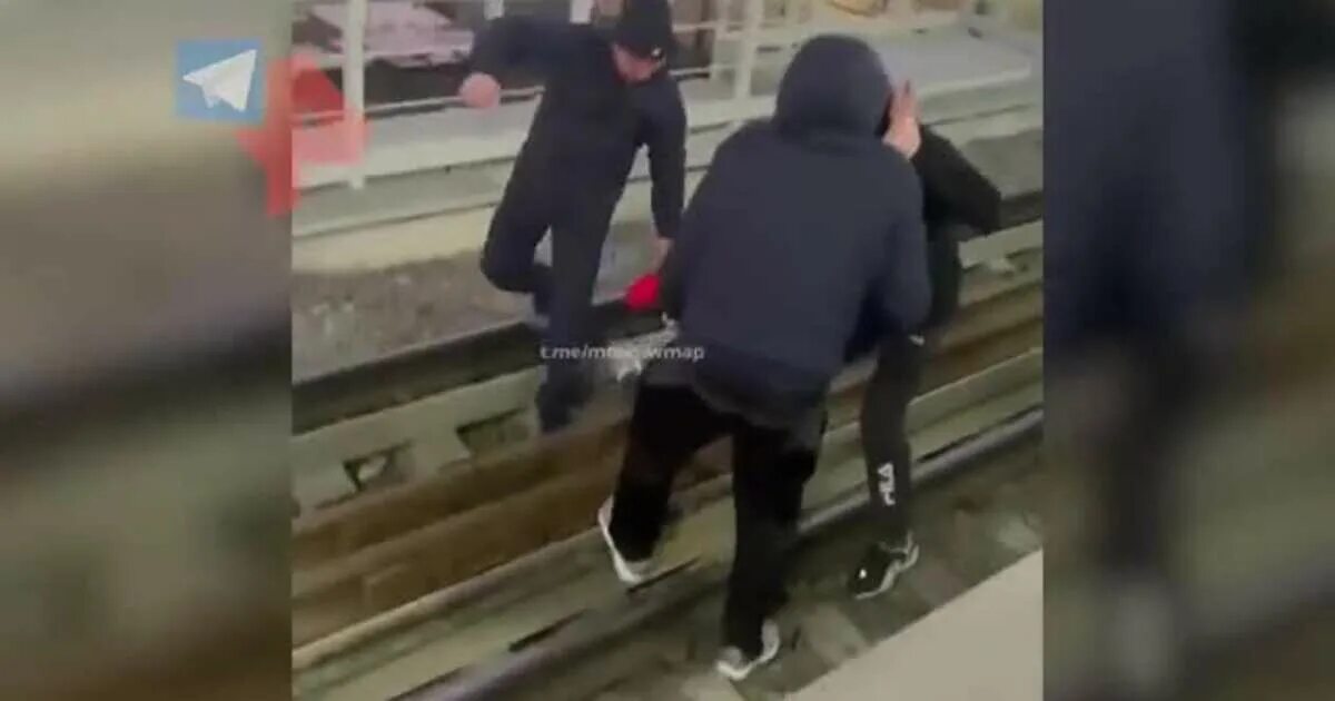 Человек упал в метро на станции лиговский проспект. Чп на станции метро бабушкинская. Мужчина упал на пути. Специальный желоб в метро. Мужчина упал на пути.