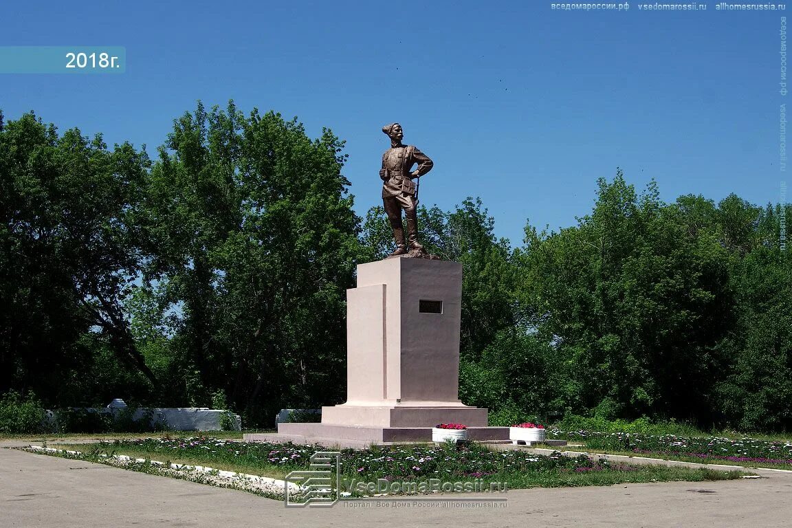 Чапаев самарская область. Чапаев памятник в Чапаевске. Памятник в.и. Чапаеву в г.Чапаевск. Памятник Чапаеву в Чапаевке. Памятник в Чапаевске монумент славы.