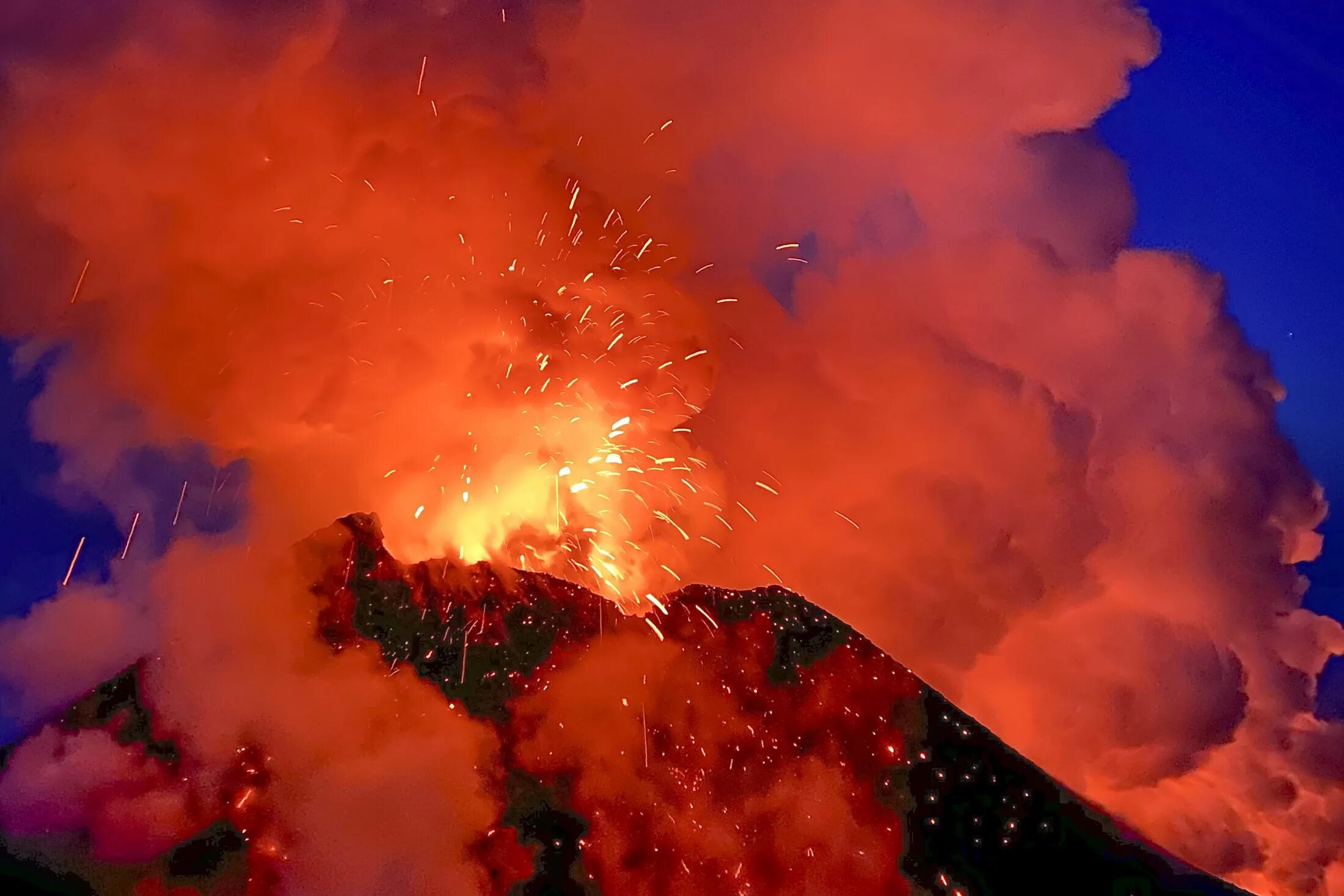 Звук взрыва вблизи. Извержение вулкана Ключевская сопка. Извержение вулкана Ключевская сопка 2021. Камчатка вулкан Ключевская сопка извержение. Последнее извержение вулкана Ключевская сопка.