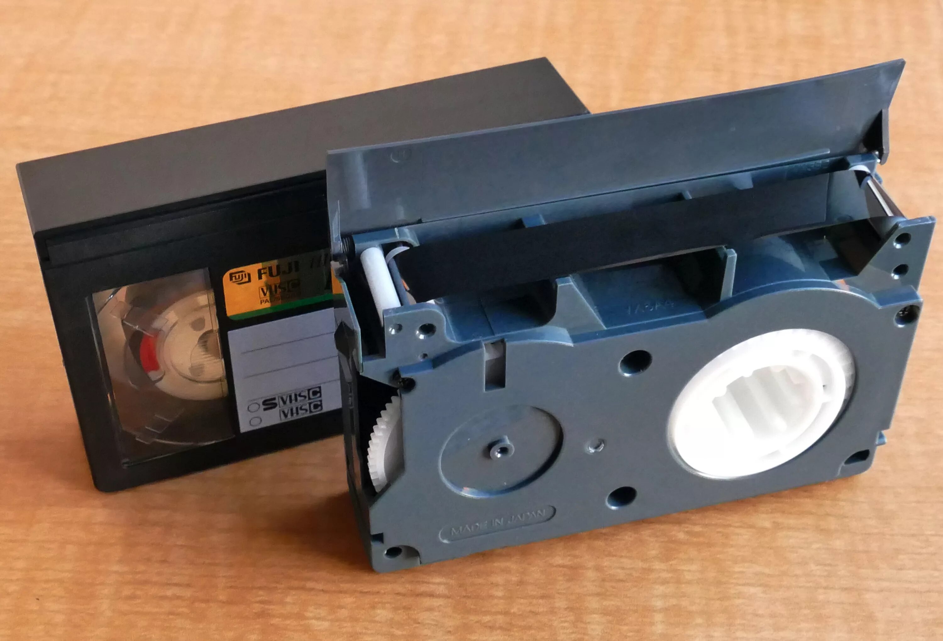 ВХС кассеты. Видеокассета ВХС. VHS кассета 1800. Кассеты s-VHS-C.