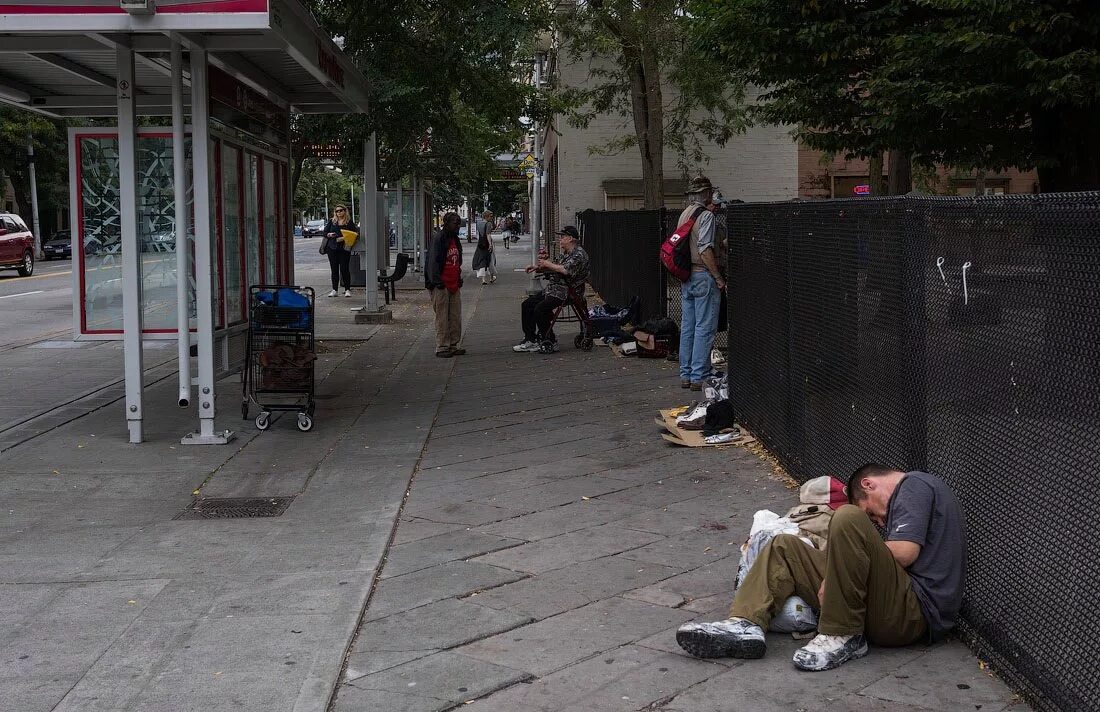 бездомный человек на улице