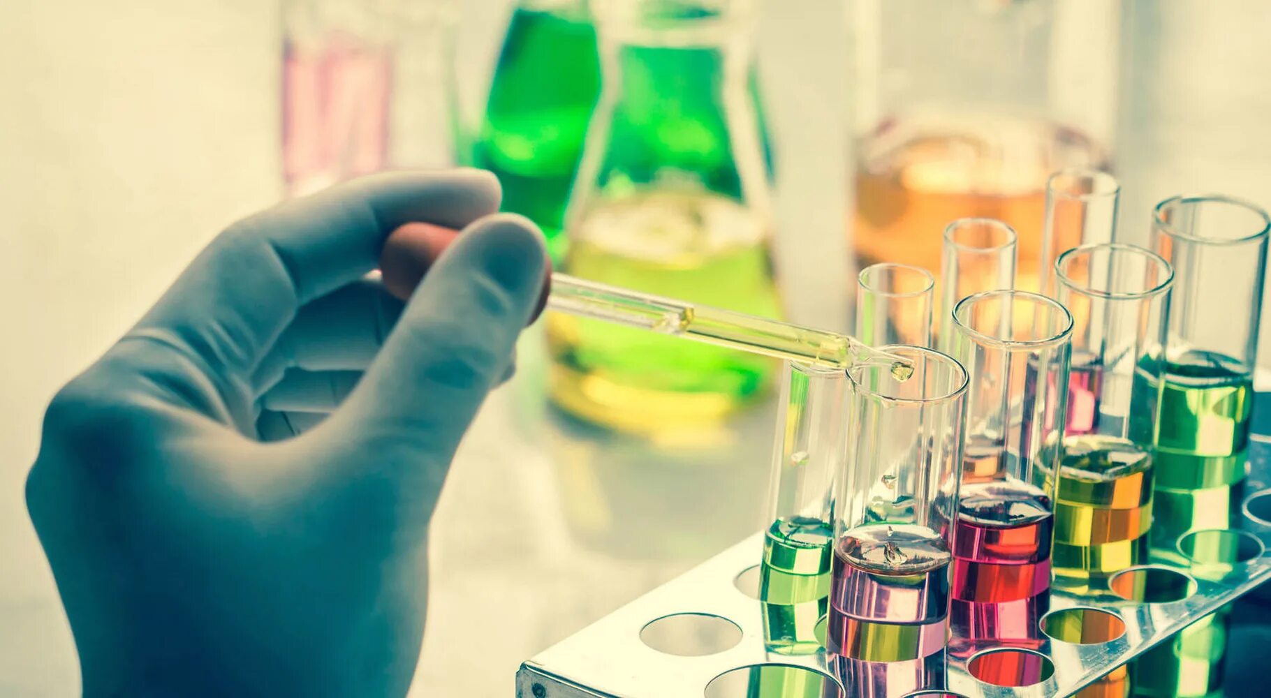 Методы анализа фотографии. Анализ фактуры. Ученый с пробиркой. Технология аналитического контроля химических соединений. Анало как метод исследования.