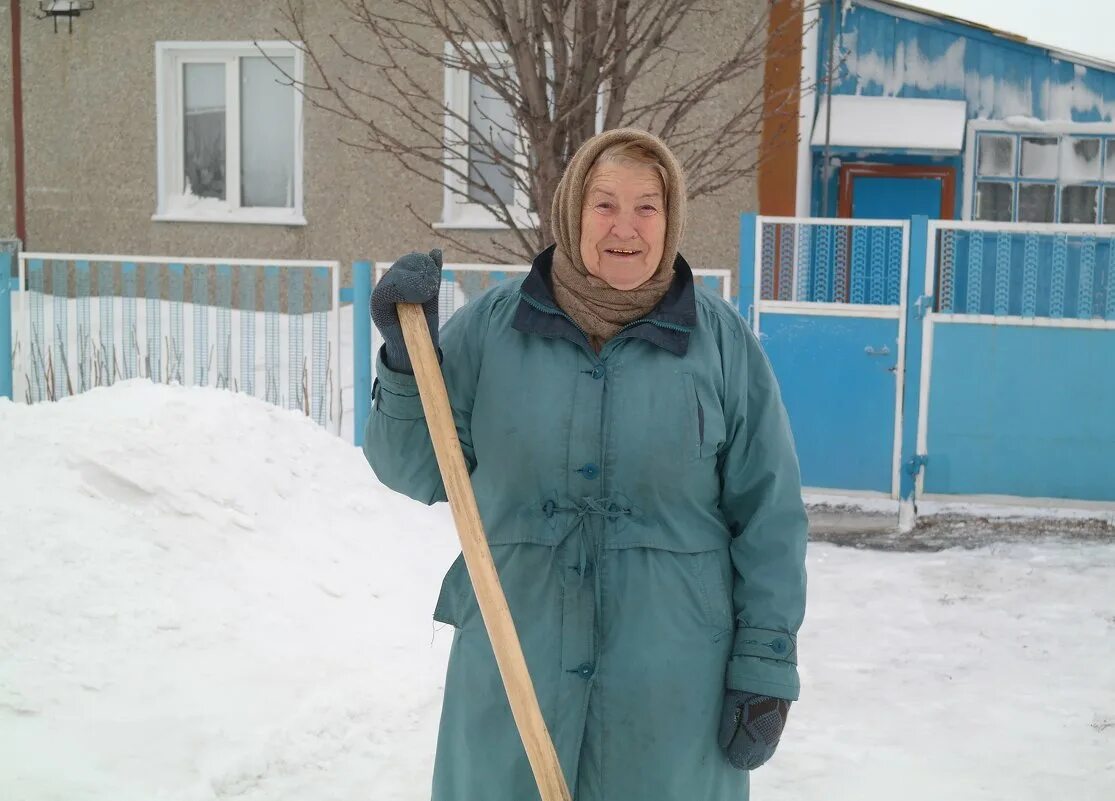 люди в деревне зимой. бабушки в деревне зимой. леонид баранов художник. женщина зимой в деревне. бабушки в деревне зимой.