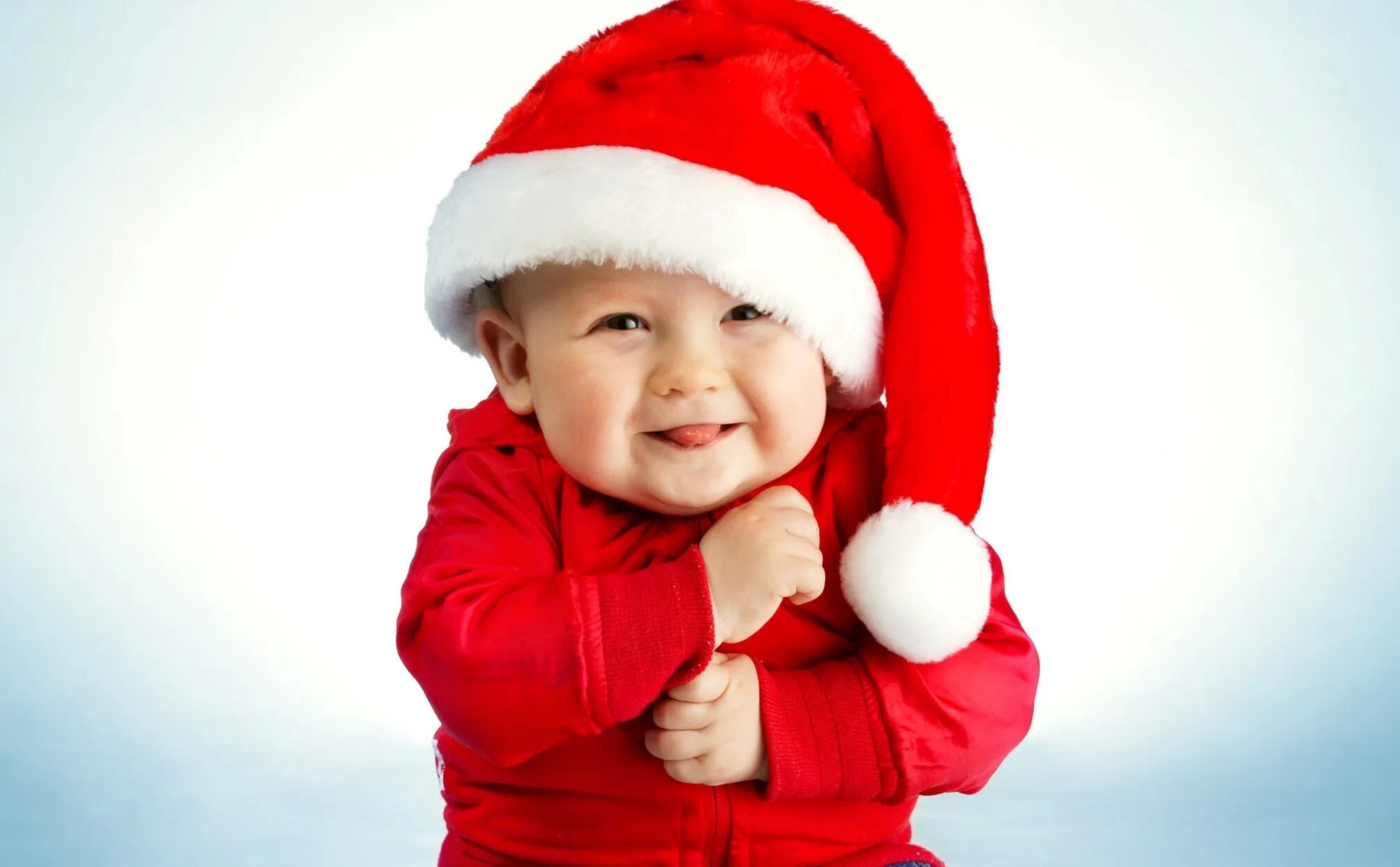 Бобо новогодняя. Новый год дети. Новогодний мальчик. Ребенок в шапке Деда Мороза. Малыш в новогодней шапочке.