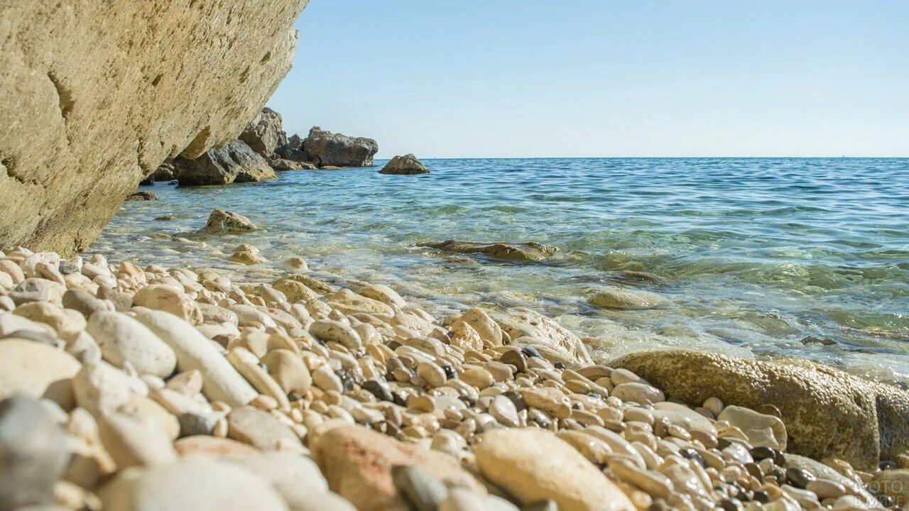 Черное море галечный берег. Крым галечный берег. Галечный пляж в Крыму. Черное море галечный пляж. Особенно на берегу черного моря