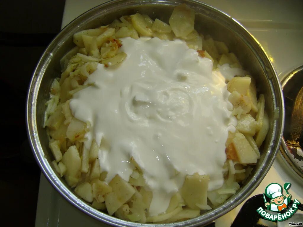Грибы маслята жареные с картошкой. Жареная картошка со сметаной. Рецепт жареной картошки в сметане. Картошка с грибами в сметане. Картофель с грибами в сметане.