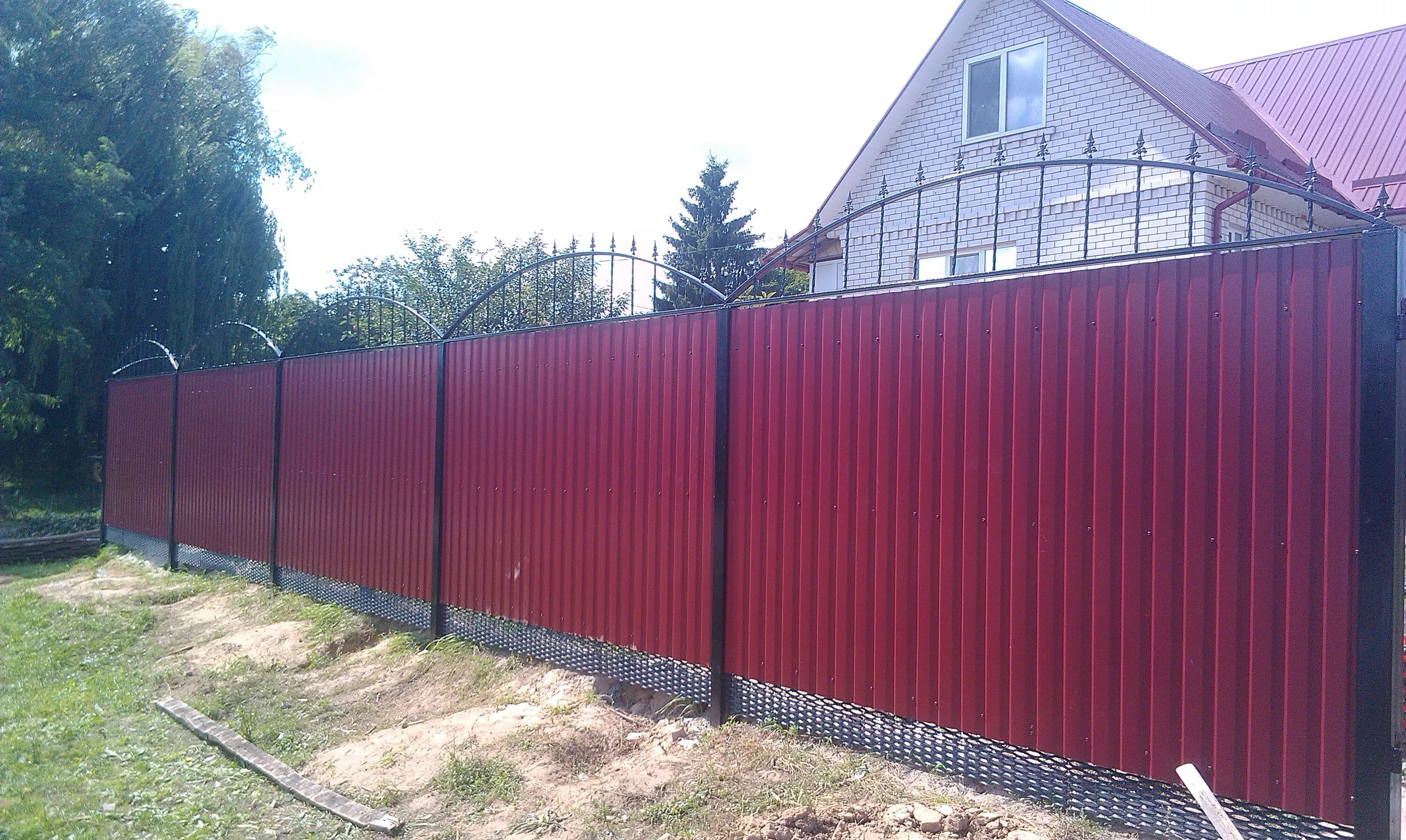 Забор из профлиста с сеткой внизу. Забор с сеткой внизу. Профлист сетка. Профлист сетка. Профиль для забора.
