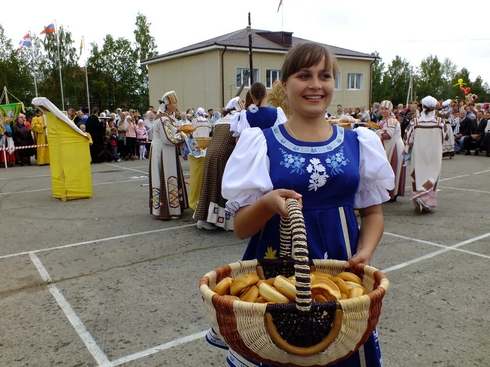 Погода уразметьево пермский край. Хлебный спас Октябрьский Пермский край. Хлебный спас в Октябрьском Пермский район. Октябрьская баранка Пермский край. Угощение гостей караваем.