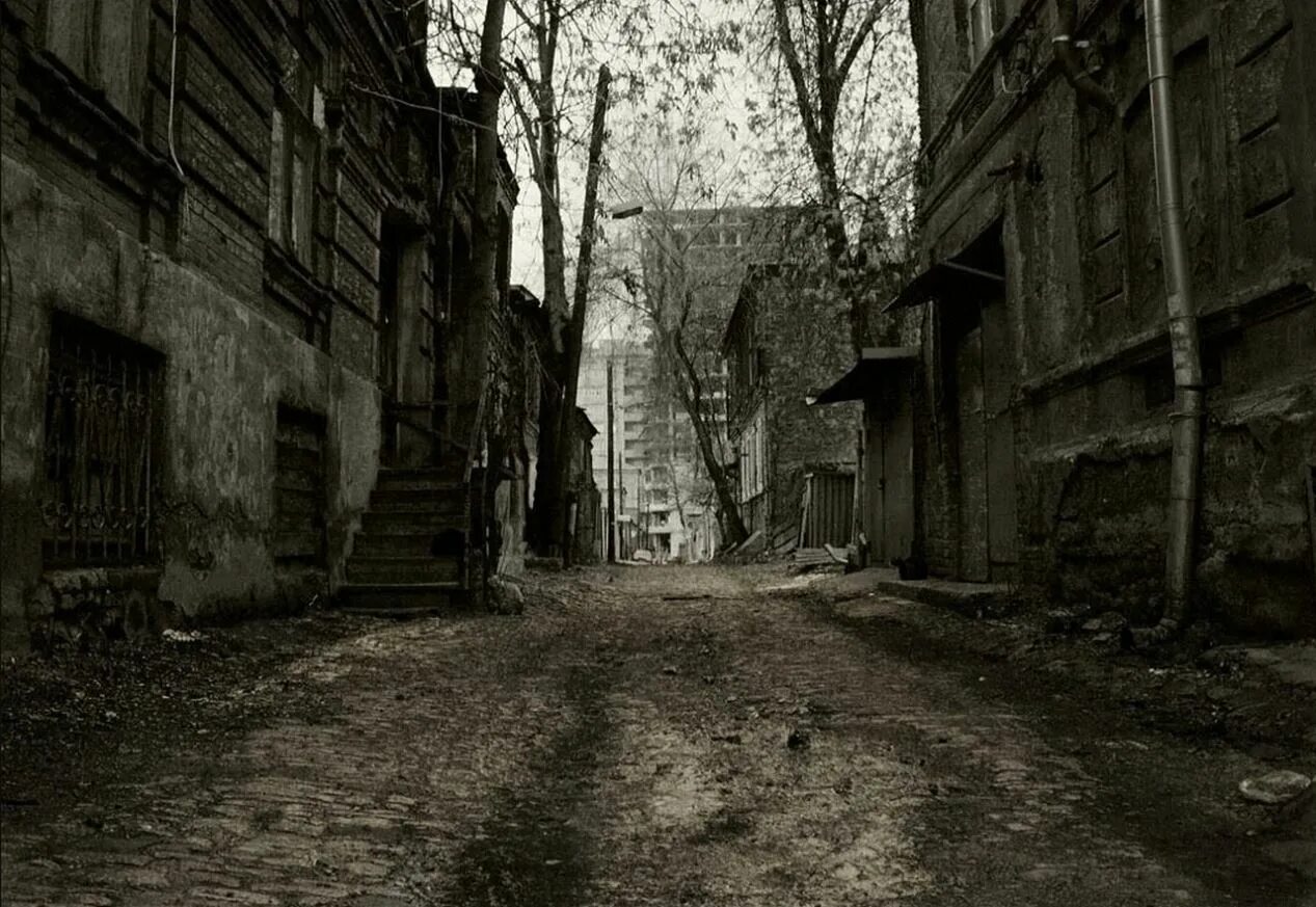 Темная улица россии. Мрачная улица. Заброшенный переулок. Страшная улица. Мрачный двор.