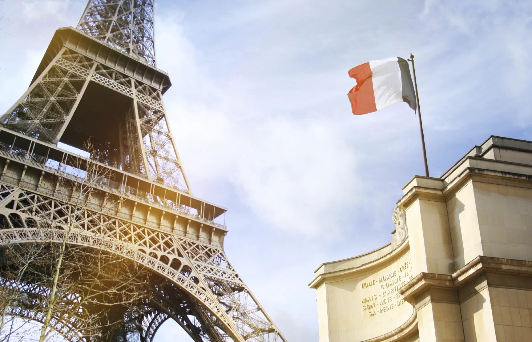 Франция изменилась. Флаг Франции и Эйфелева башня. Эйфель башня с флагом. Эйфелева башня в Париже флаг Парижа. Флаг Франции.