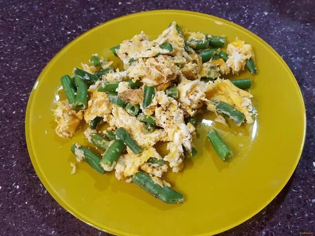 стручковая фасоль в омлете. омлет с зеленой фасолью. яичница с зеленой фасолью. омлет со стручковой фасолью и помидорами. яичница с фасолью стручковой.