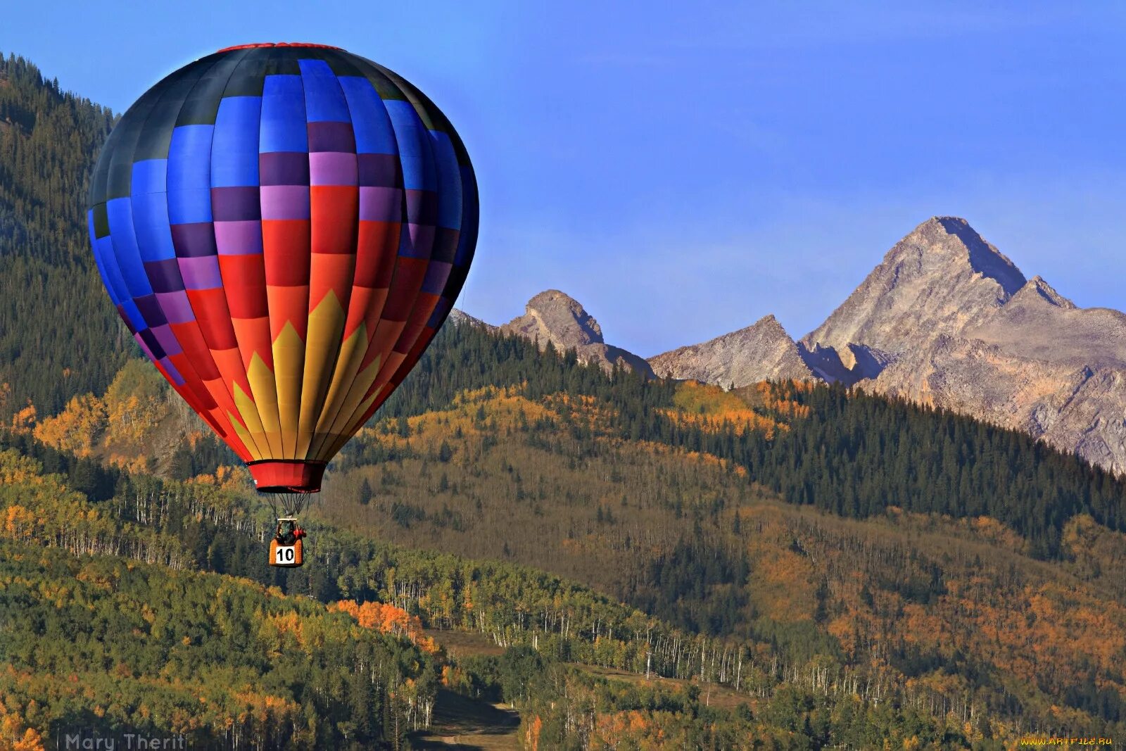 Воздушный шар в горах. Воздушный шар скарзиной. Воздушный шар с корзиной в горах. Воздушные шары над горами.