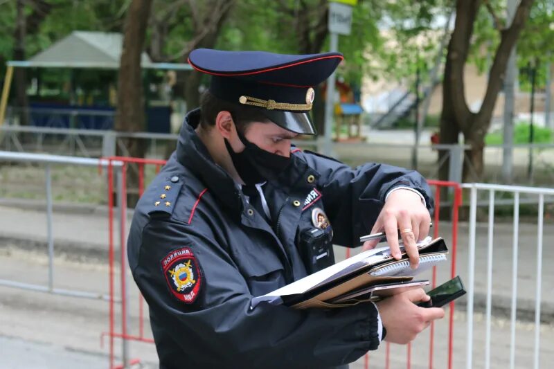 Участковый метод. Полицейский с мобильным. Полицейские наводят порядок. Участковый из территории. Один день из жизни участкового уполномоченного полиции.