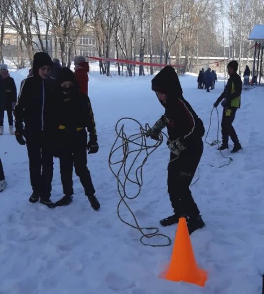 Зарница в школе зимой. Чернушки игра. Зарница среди школьников. Зарница Пермский край.