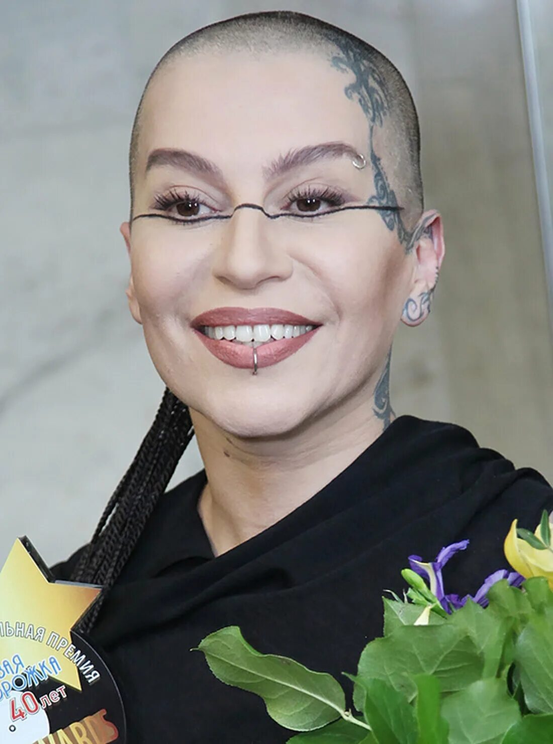 Наргиз закирова. Наргиз закирова фото. Наргиз. Как зовут певицу с лысой головой. Наташа королева лысая.