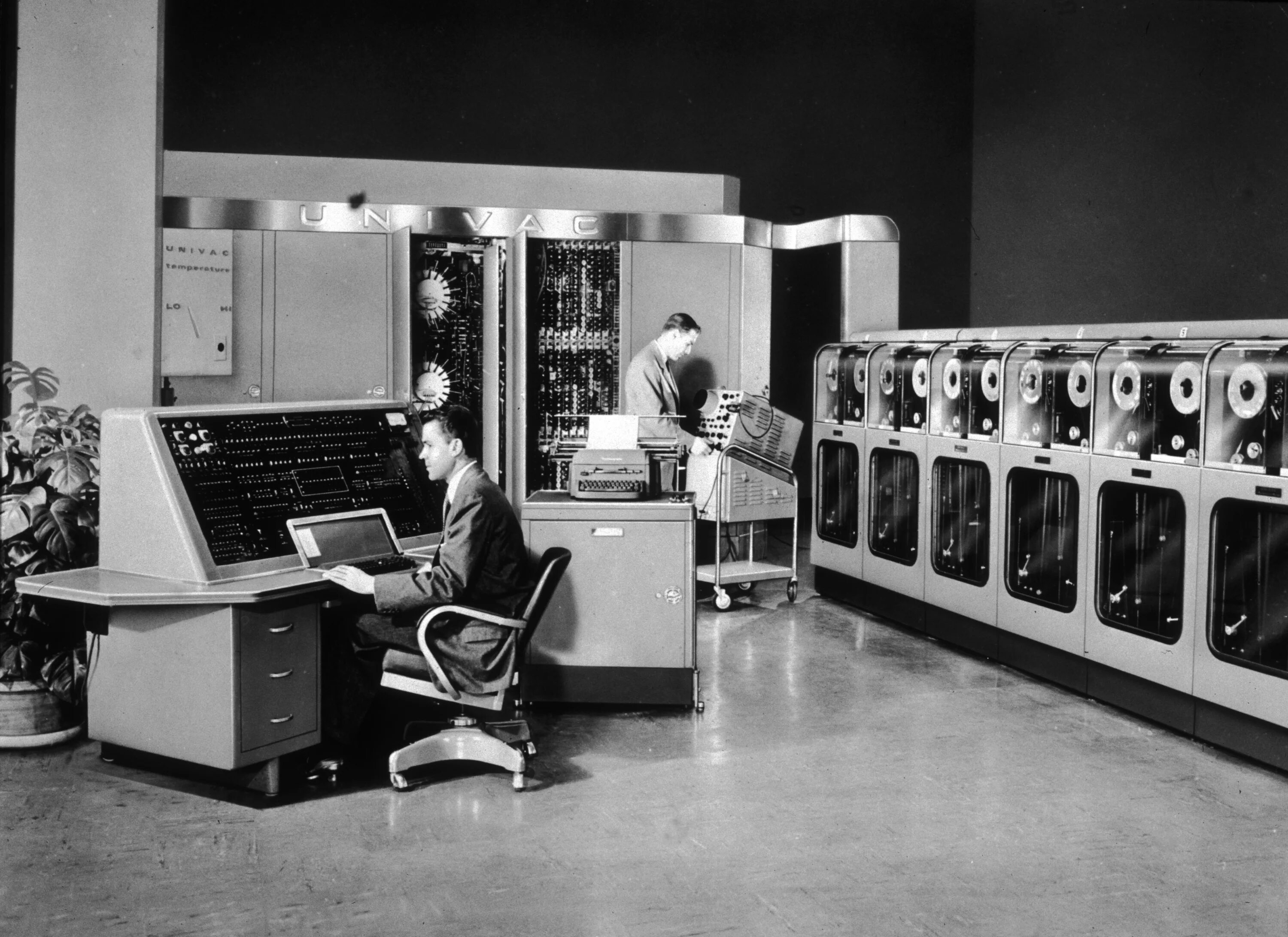 История компьютерной техники 1 поколение. Юнивак 1951. 1 Поколение ЭВМ UNIVAC. UNIVAC (универсальный автоматический компьютер).. Юнивак 1954.