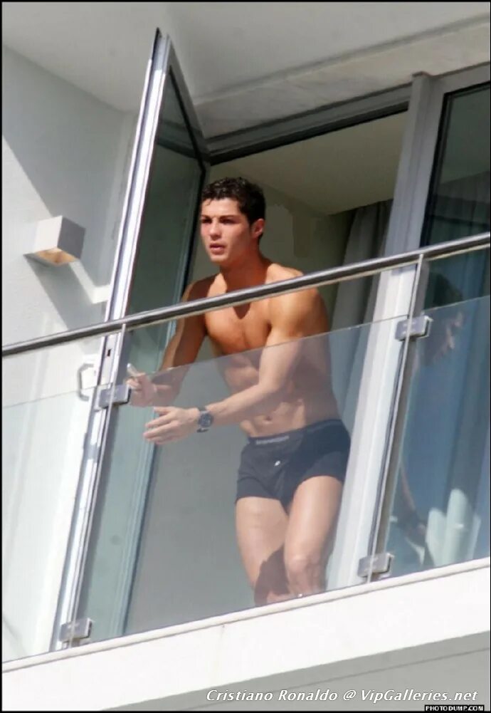 парень лезет на балкон. мужик загорает на балконе. ребенок прыгнул с балкона. мужик на балконе. голый мужчина на балконе отеля.