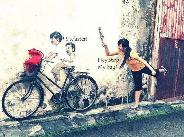 Воображаемый велосипед. Стена на улице. Ernest Zacharevic художник. Hey Bags.