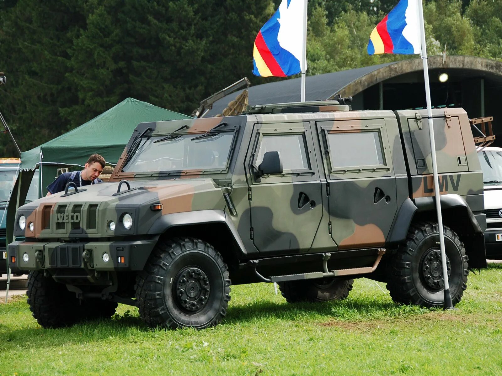 Газ рысь. Iveco LMV бронеавтомобиль военный. Армейский броневик Ивеко. Iveco LMV (Light multirole vehicle). Iveco LMV новый.