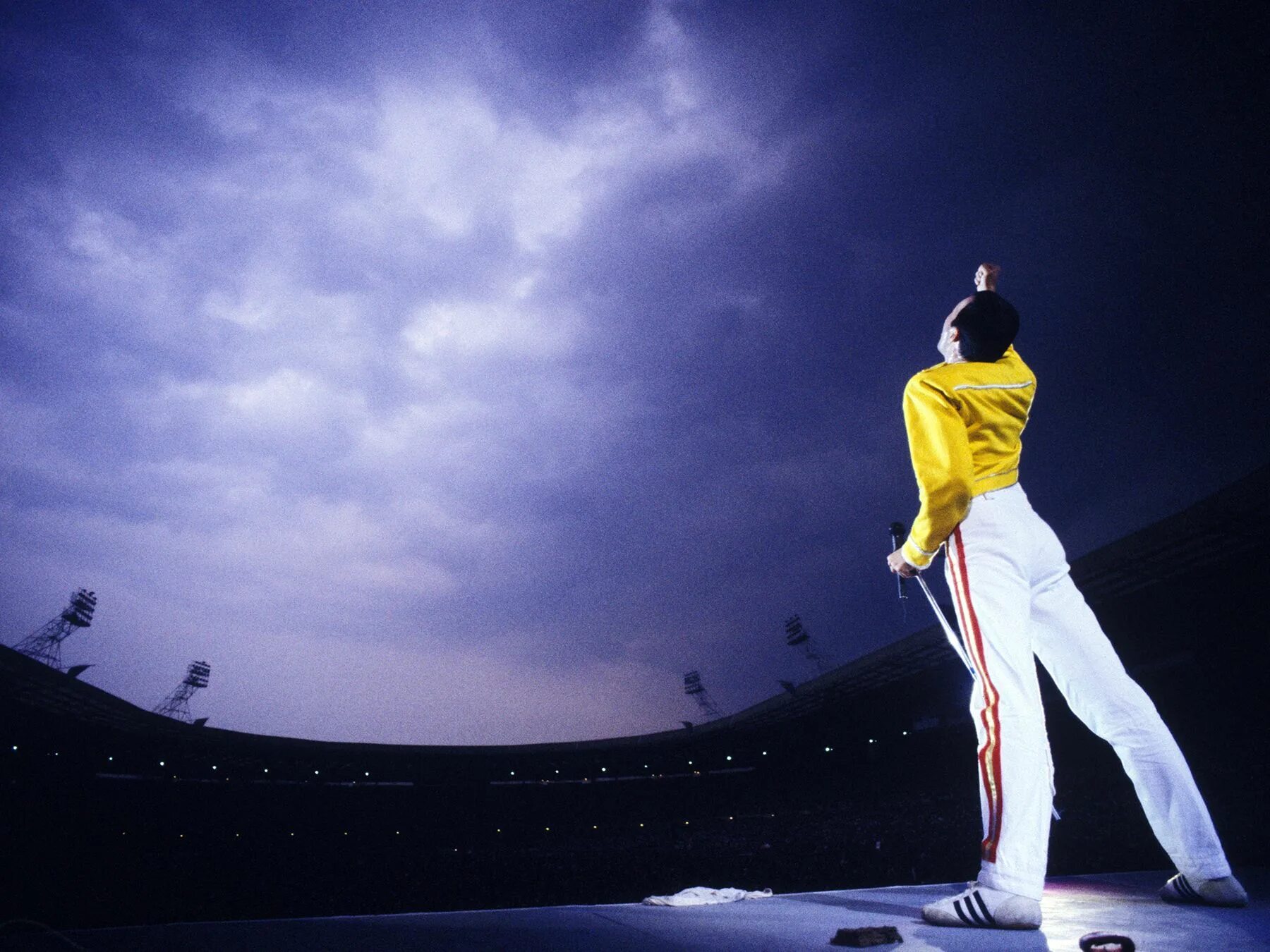 Квин стадион уэмбли. Фредди Меркьюри Wembley 1986. Фредди Меркьюри на стадионе Уэмбли. Фредди Меркьюри стадион Уэмбли 1986.