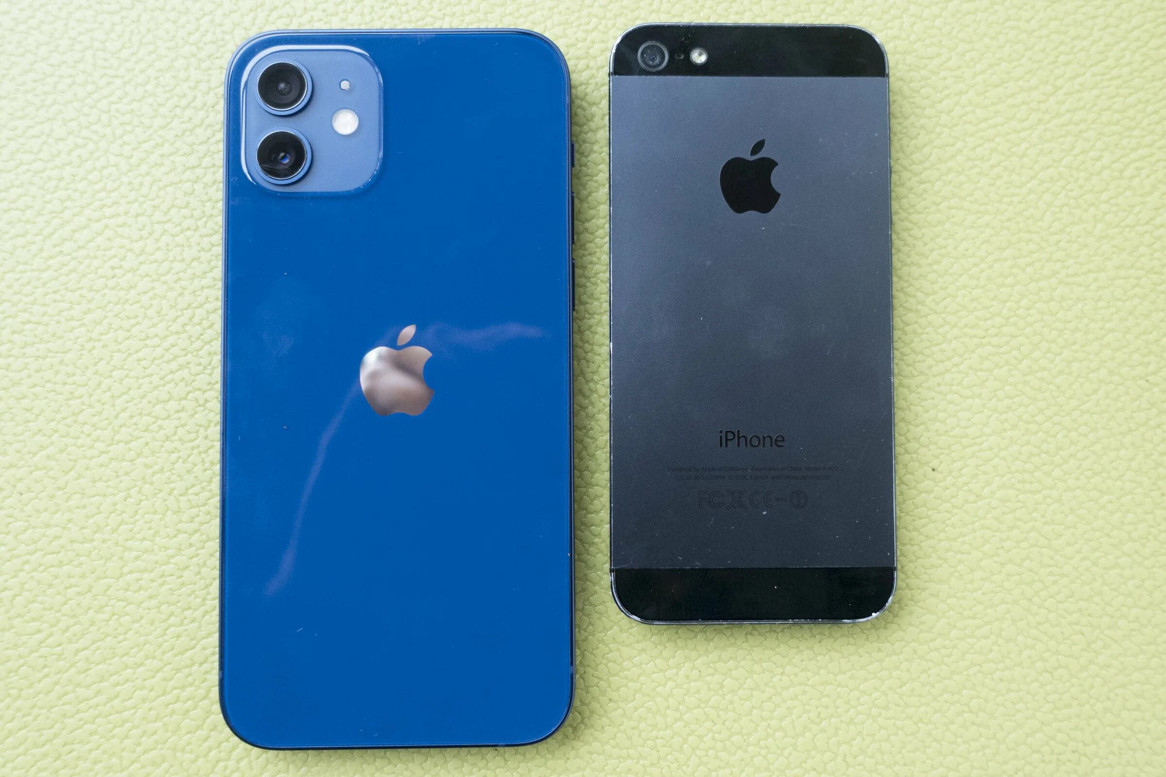 Какой цвет айфона популярный. Iphone 12 Review. Iphone 12 Mini vs 5s. Айфон 12 цвета. Iphone 5se iphone 12 Mini.