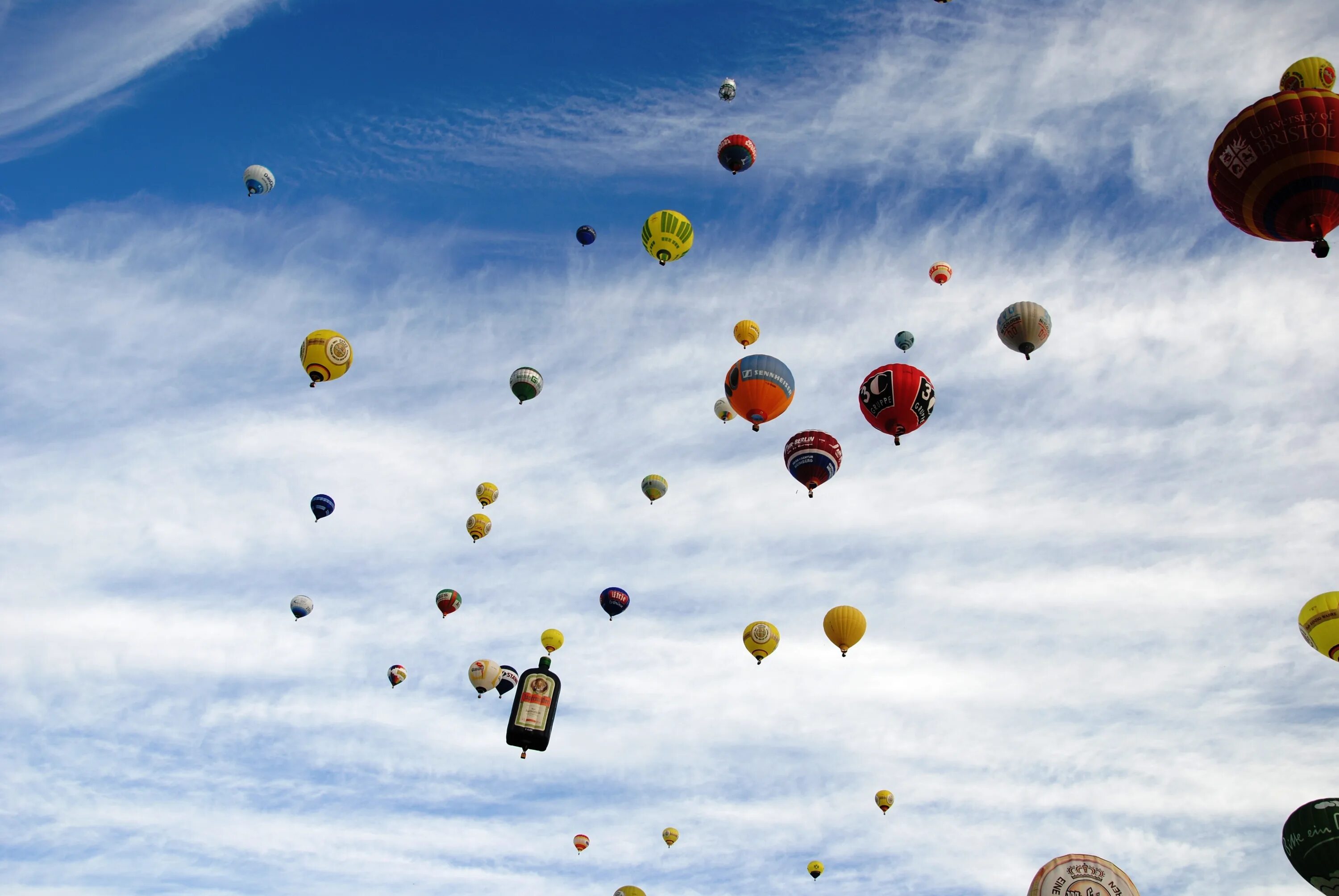 Flying balloon. Летающие воздушные шары. Шарики в небе. Воздушные шары в небе. Улетающий воздушный шар.