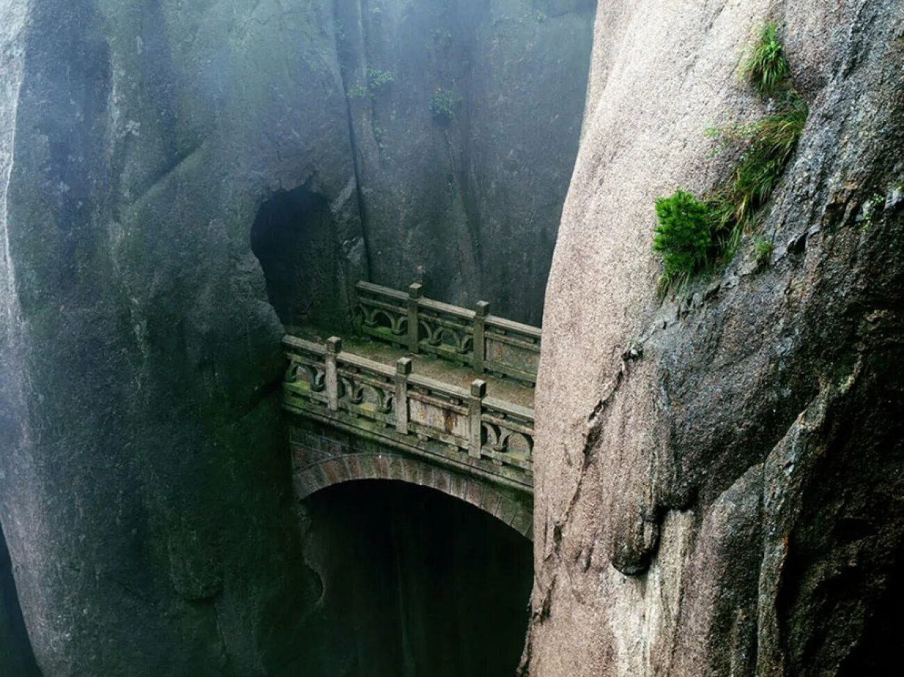 Горы Хуаншань мост. Мост бессмертных Хуаншань Китай. Мост в Хуаншань, Аньхой, Китай. Мост бессмертных на горе Хуаншань . Китай ..
