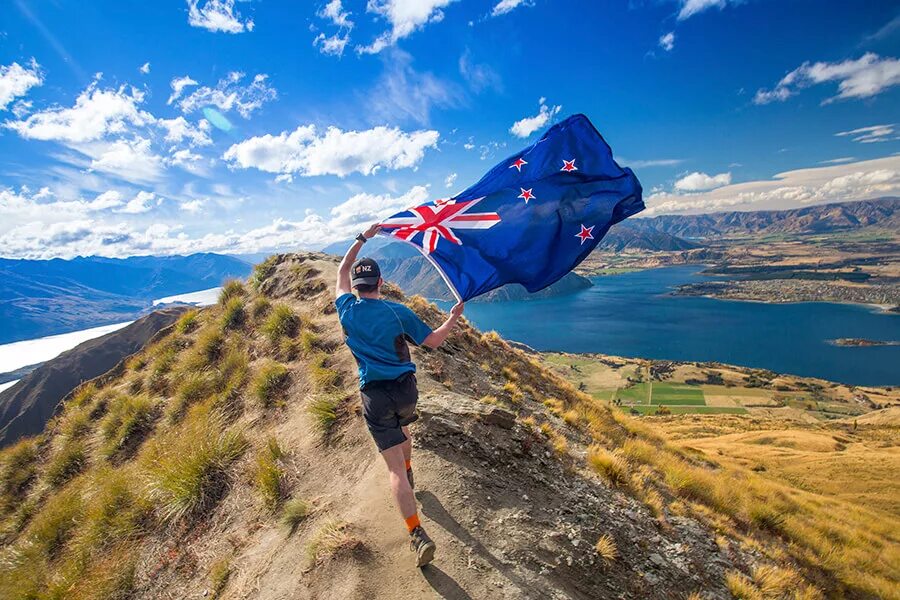 Новая Зеландия (New Zealand). Новая Зеландия туризм. Человек с флагом новой Зеландии. Туристы в новой Зеландии. New zealand consists