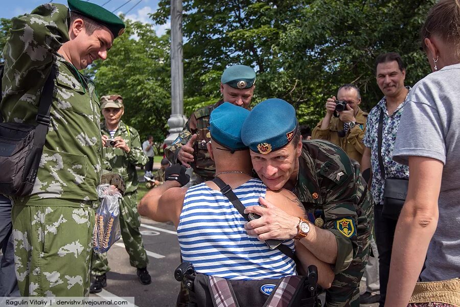 Очередь участников боевых действий. Ветераны боевых действий России. День ветеранов боевых действий. 1 Июля ВБД. Ассоциация ветеранов боевых действий.