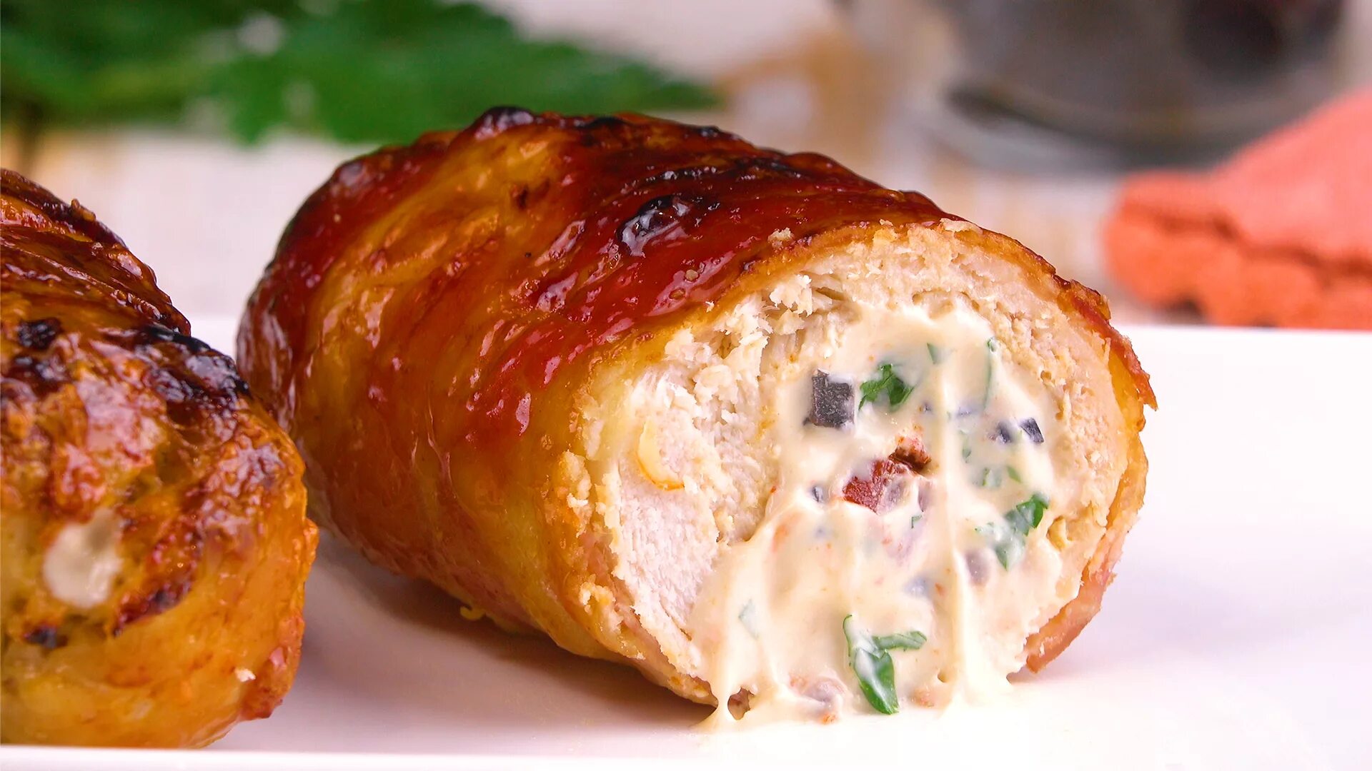 рулет из куриного филе. куриный рулет с начинкой рецепт. куриный рулет с начинкой рецепт. рулет. куриные рулетики с грибами и сыром в сметанном соусе.