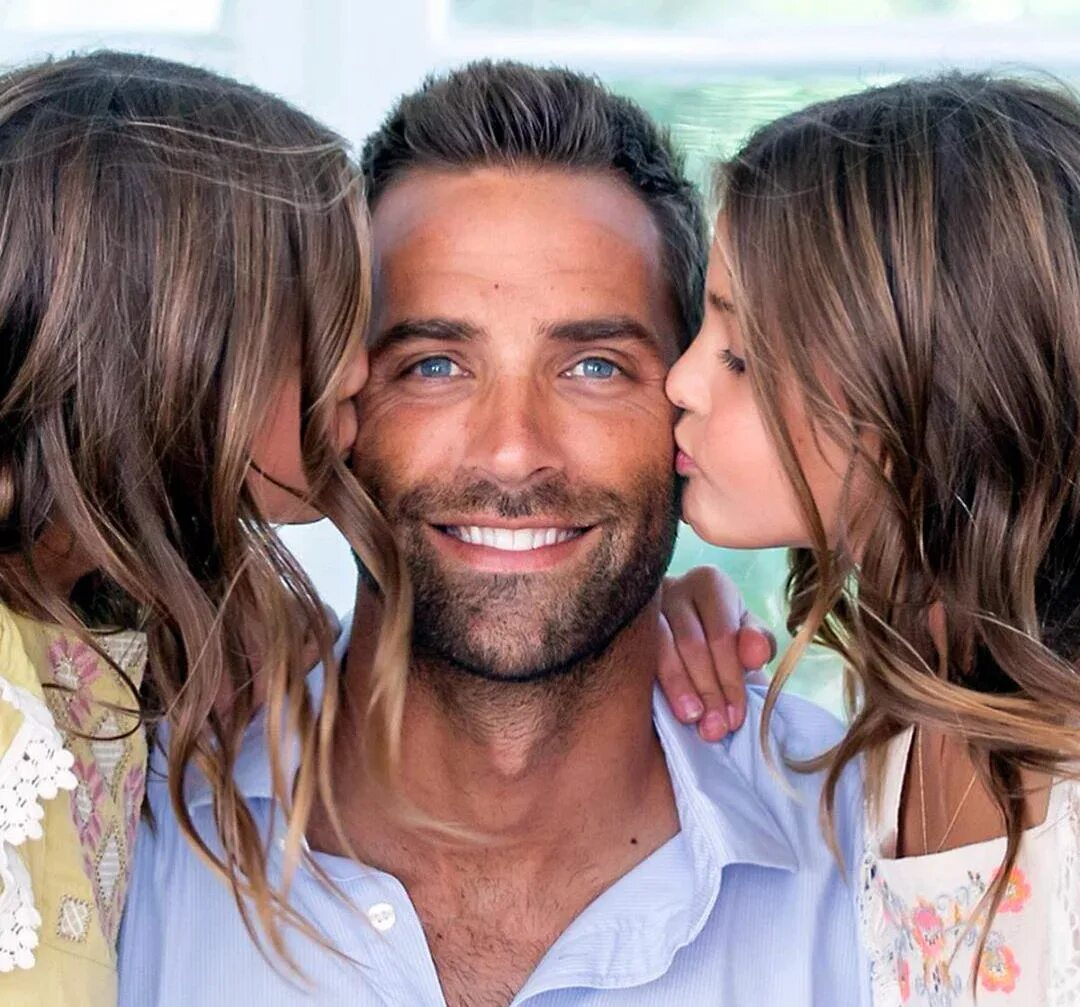 мужчина с ребенком на руках. отец с двумя дочками. дэвид бекхэм с дочкой. фотосессия с папой. самые красивые папы.