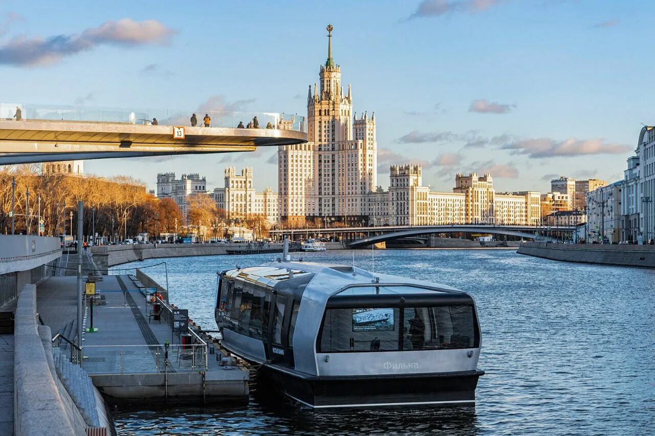 Водные трамвайчики в москве маршруты. Речной трамвайчик Рэдиссон. Речной трамвайчик в Москве 2023. Речные трамвайчики в Москве Собянин. Москва река Речной трамвайчик.